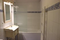 Chalet Selaou - badkamer met wastafel en bad